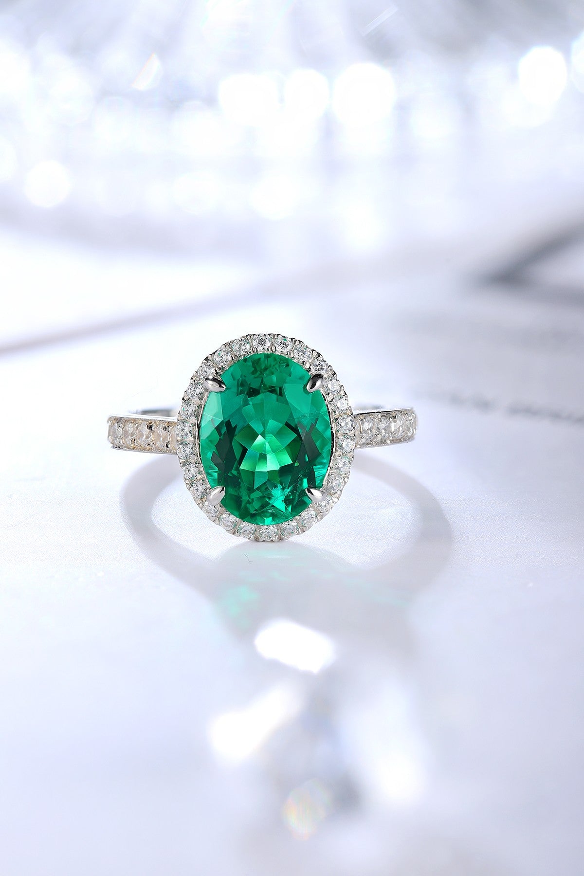 Bague de fiançailles solitaire classique à six griffes avec diamant de laboratoire